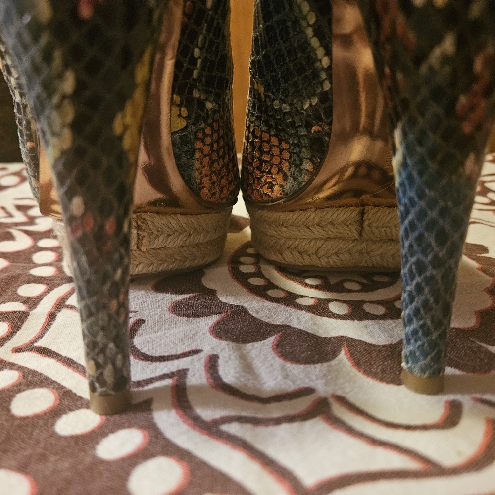 Y2k BCBGenergation Vintage SIZE 5.5 snakeskin print platform heel - Picture 5 of 16